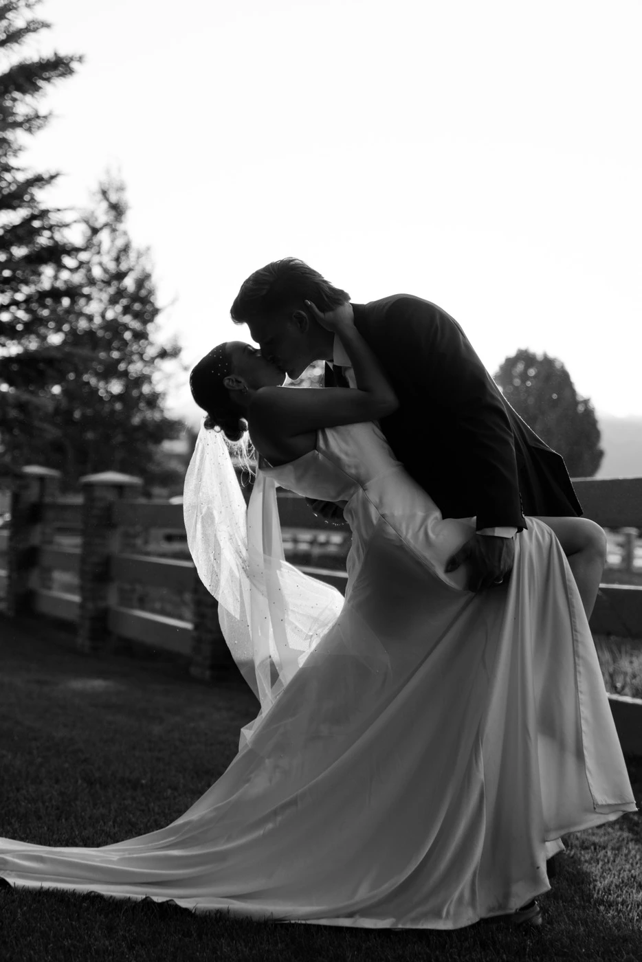 Dip kiss on the terrace, black and white